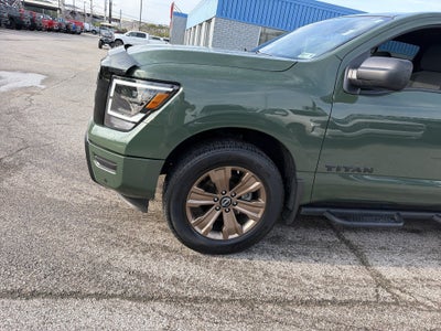 2024 Nissan TITAN Crew Cab SV 4x4