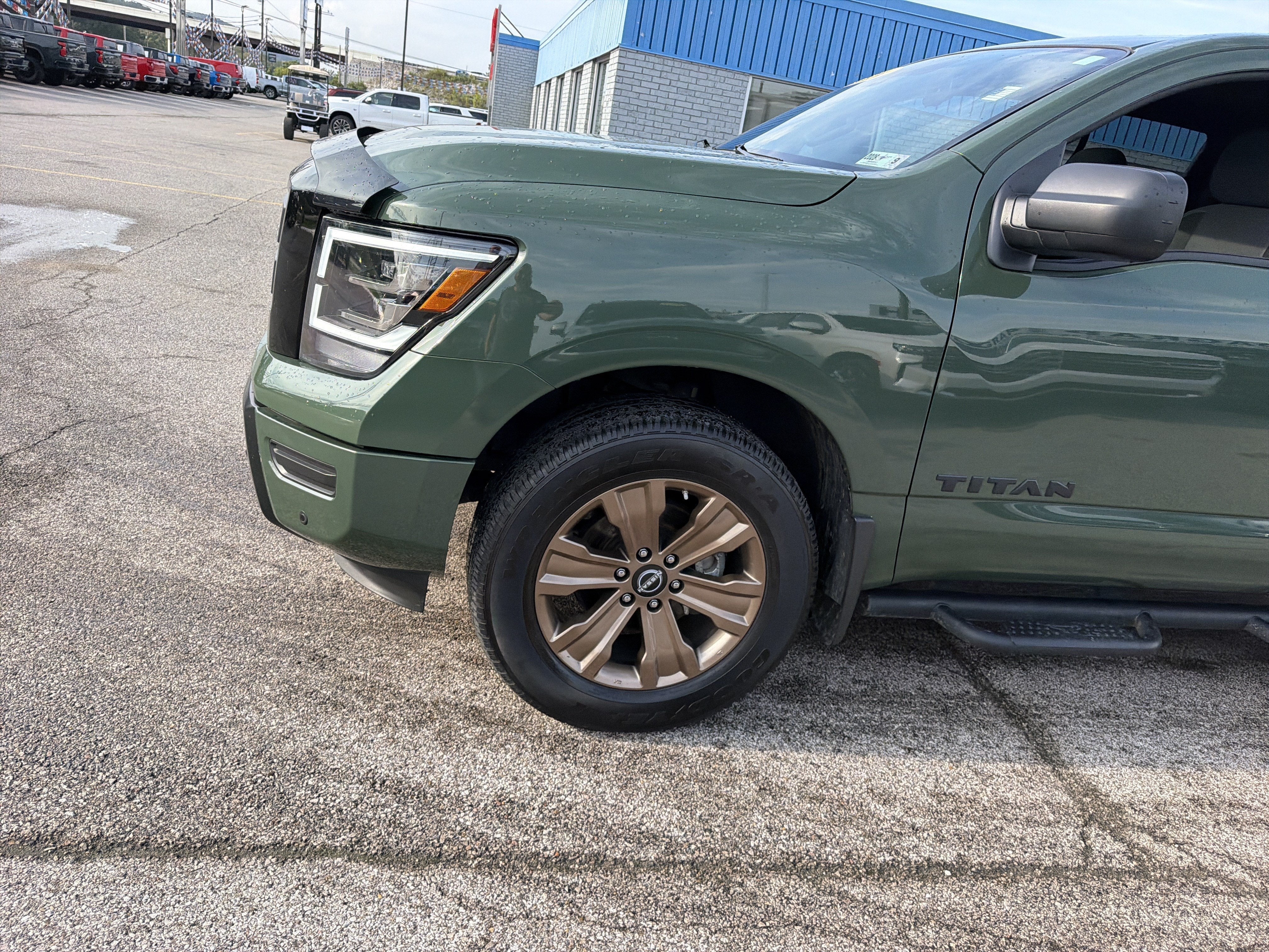 2024 Nissan TITAN Crew Cab SV 4x4