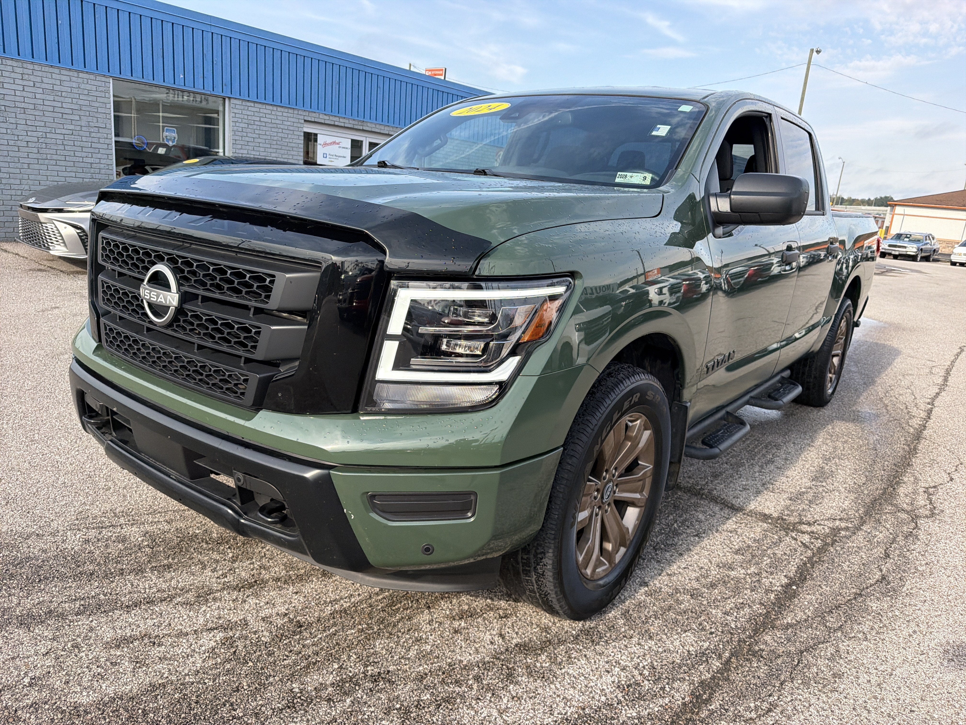 2024 Nissan TITAN Crew Cab SV 4x4