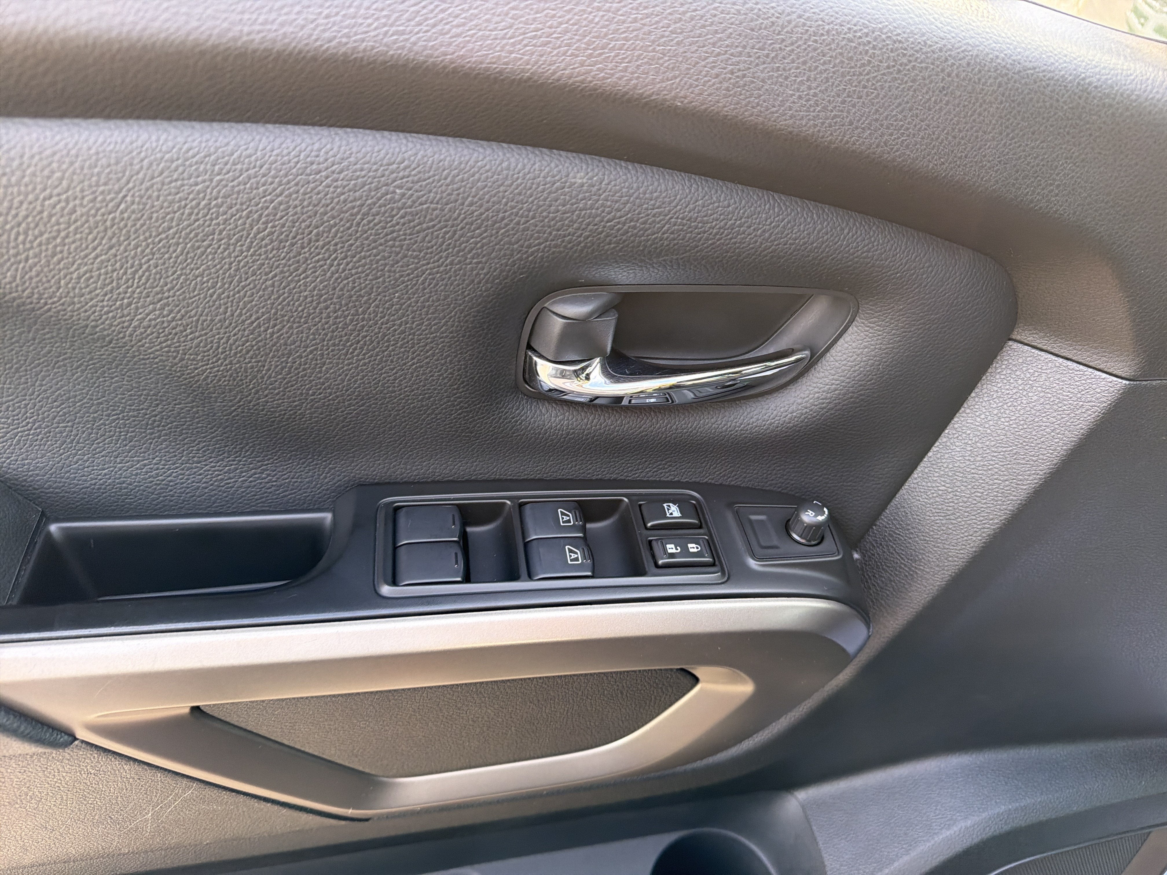 2024 Nissan TITAN Crew Cab SV 4x4