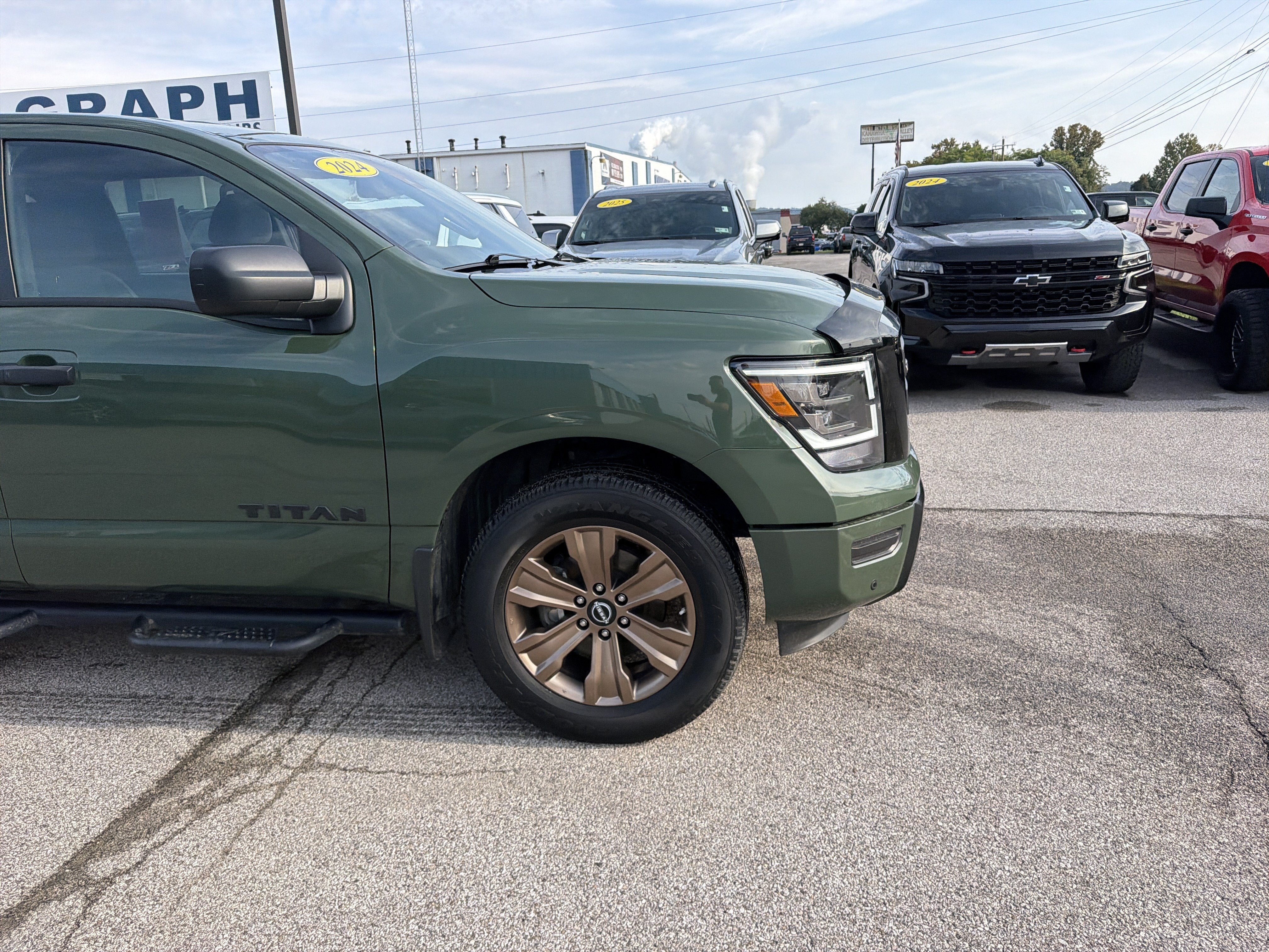 2024 Nissan TITAN Crew Cab SV 4x4
