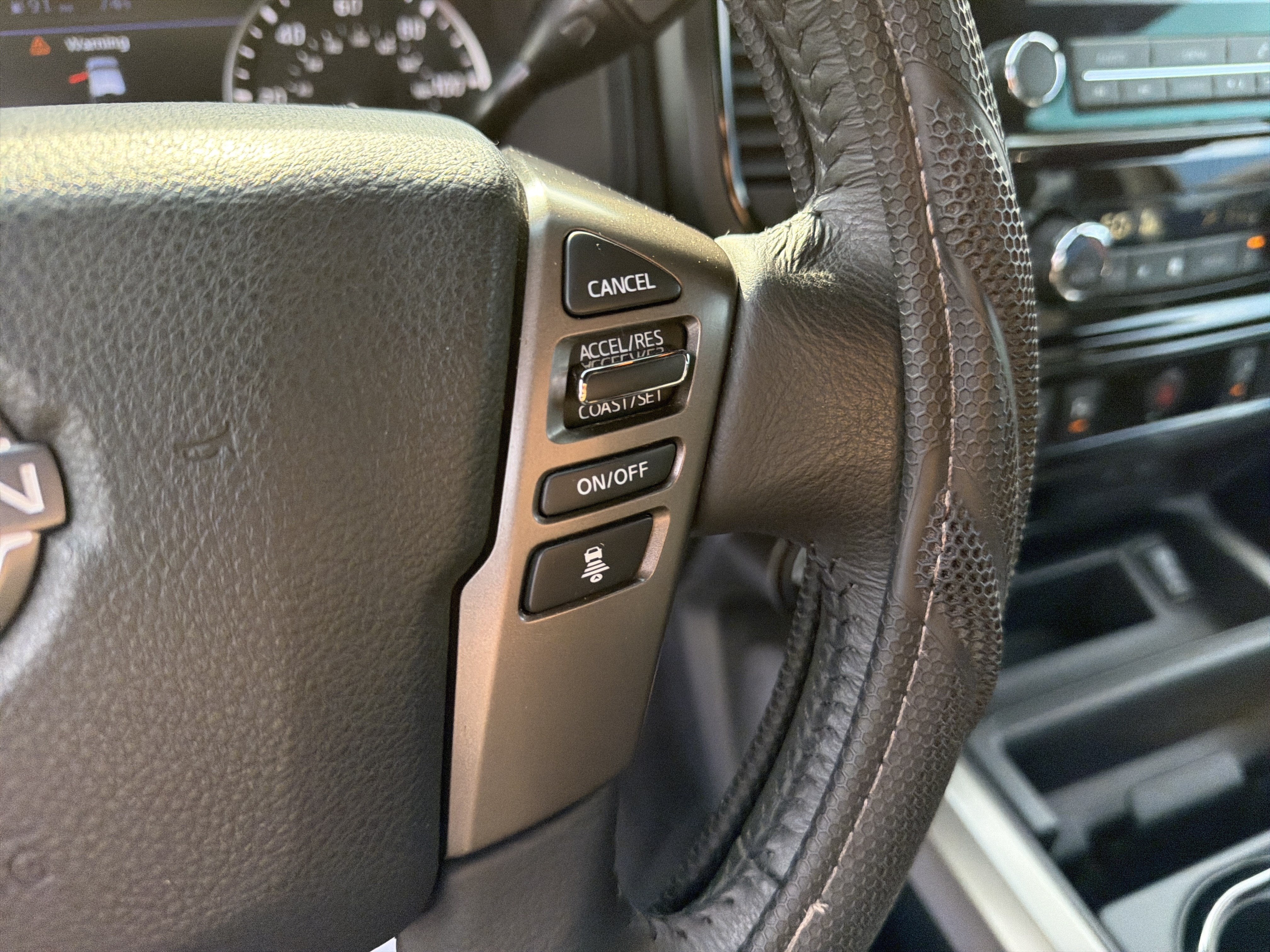 2024 Nissan TITAN Crew Cab SV 4x4