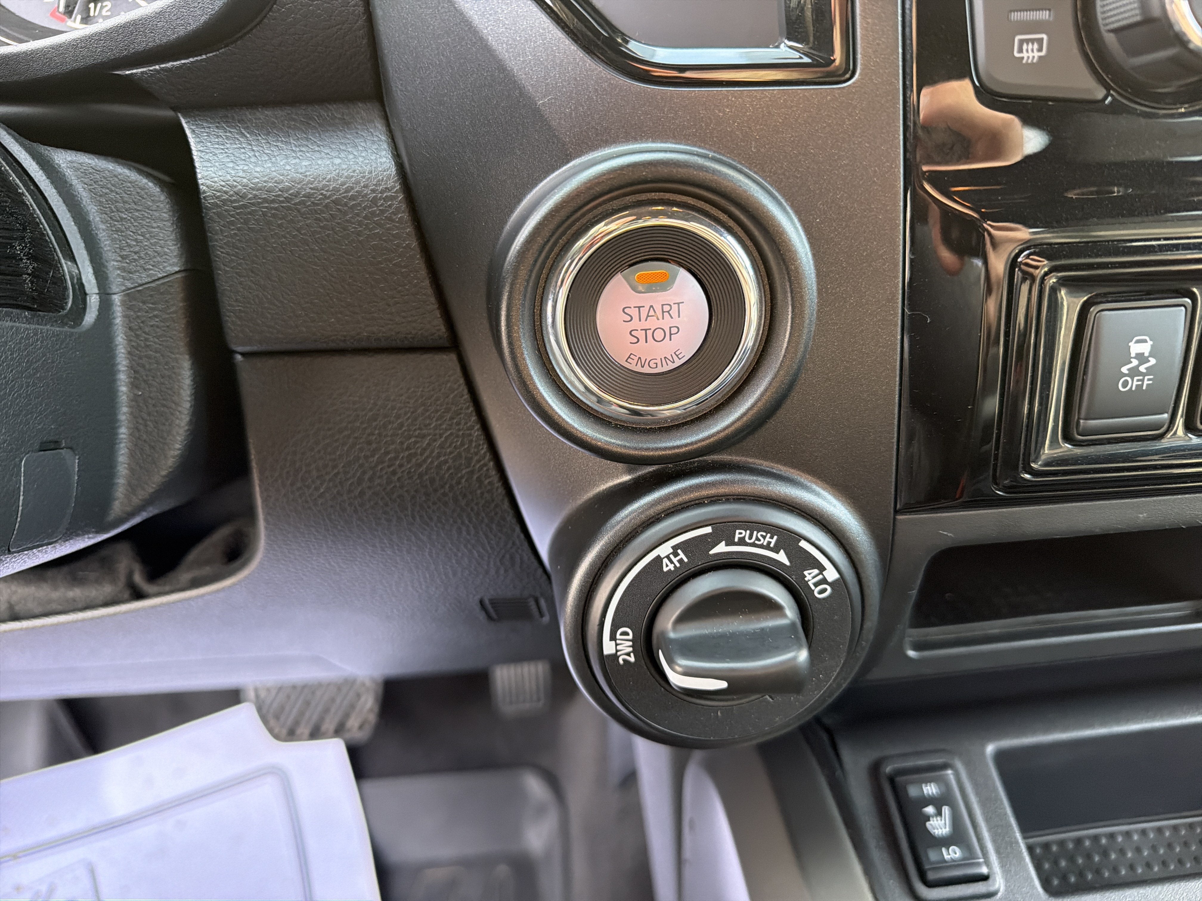 2024 Nissan TITAN Crew Cab SV 4x4