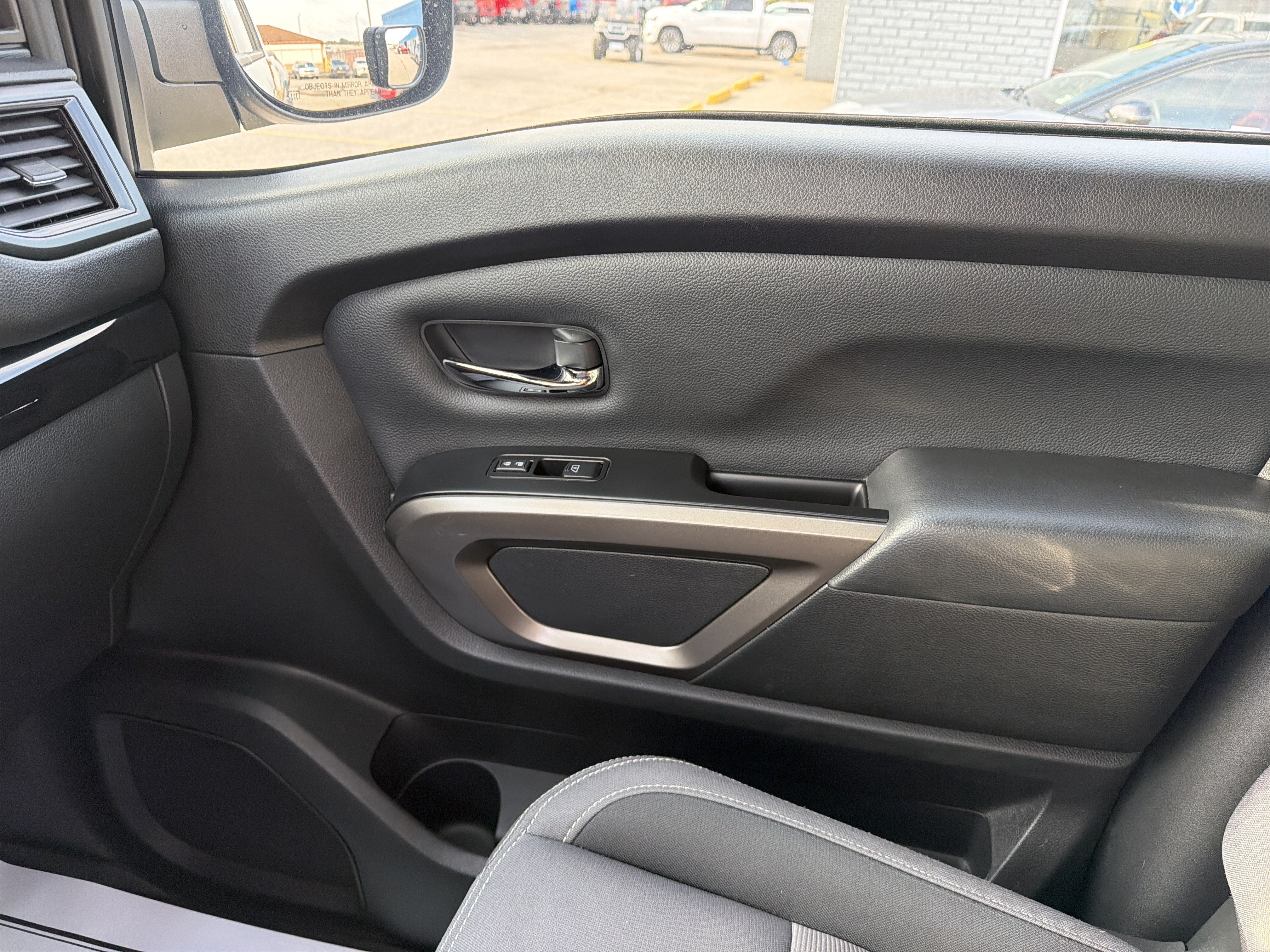 2024 Nissan TITAN Crew Cab SV 4x4