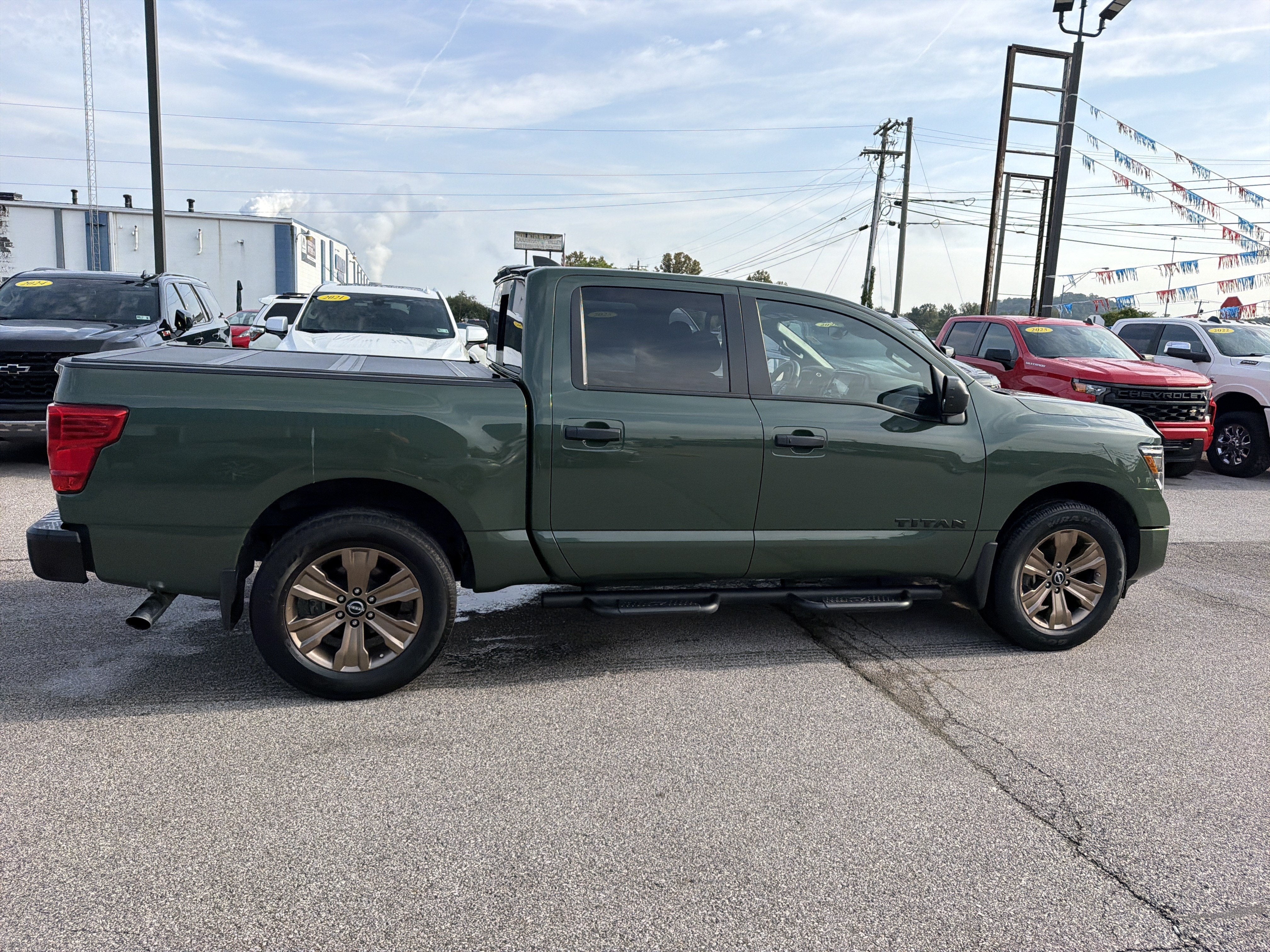 2024 Nissan TITAN Crew Cab SV 4x4