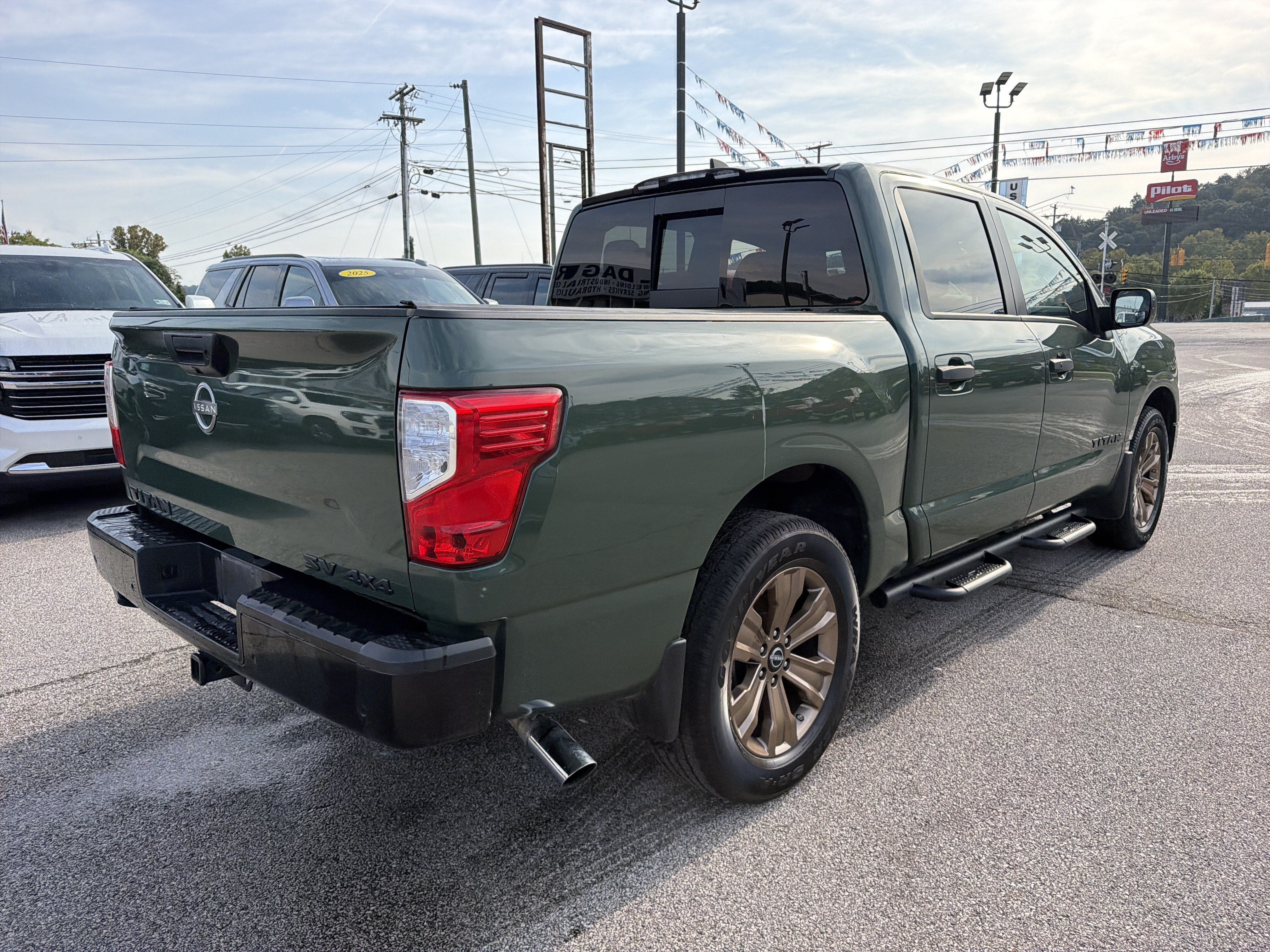 2024 Nissan TITAN Crew Cab SV 4x4