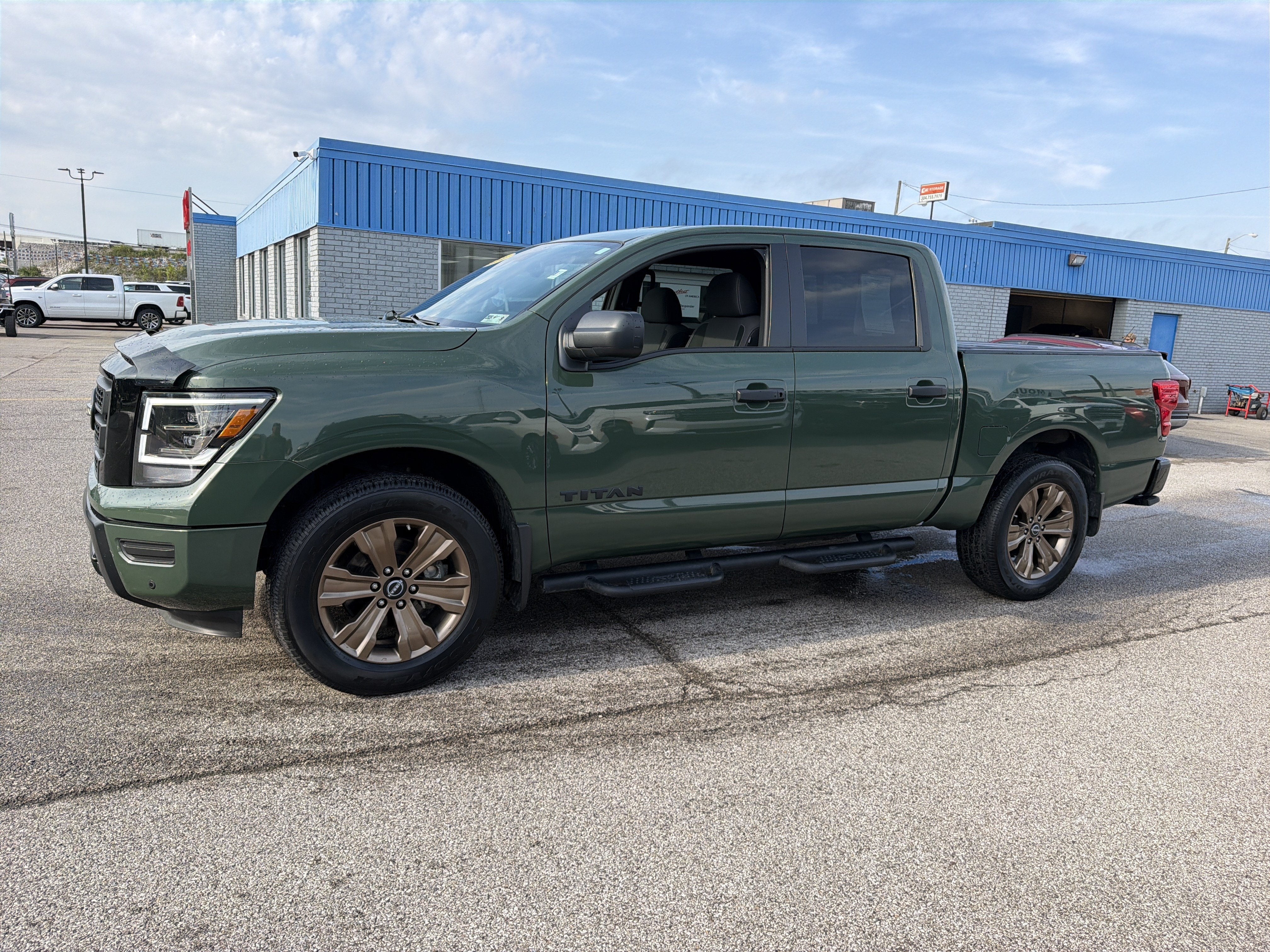 2024 Nissan TITAN Crew Cab SV 4x4